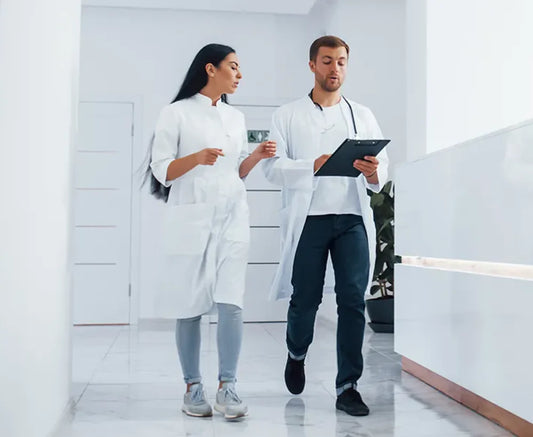 Uniformes médicos personalizados para hospitales: liderazgo, identidad y eficiencia clínica