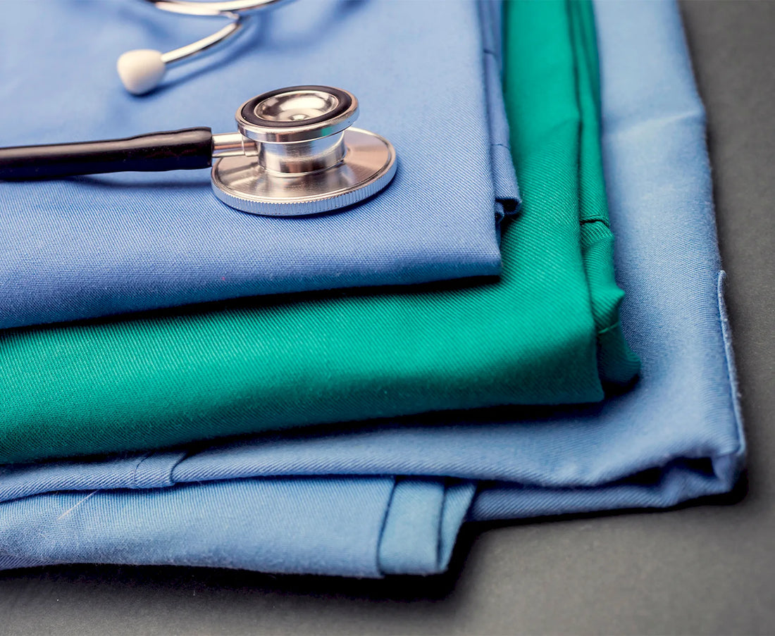 ¿Qué tipo de tela es más resistente para uniformes hospitalarios?