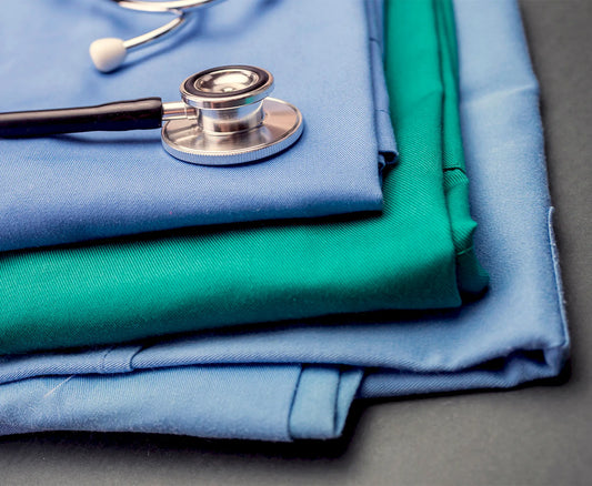 ¿Qué tipo de tela es más resistente para uniformes hospitalarios?